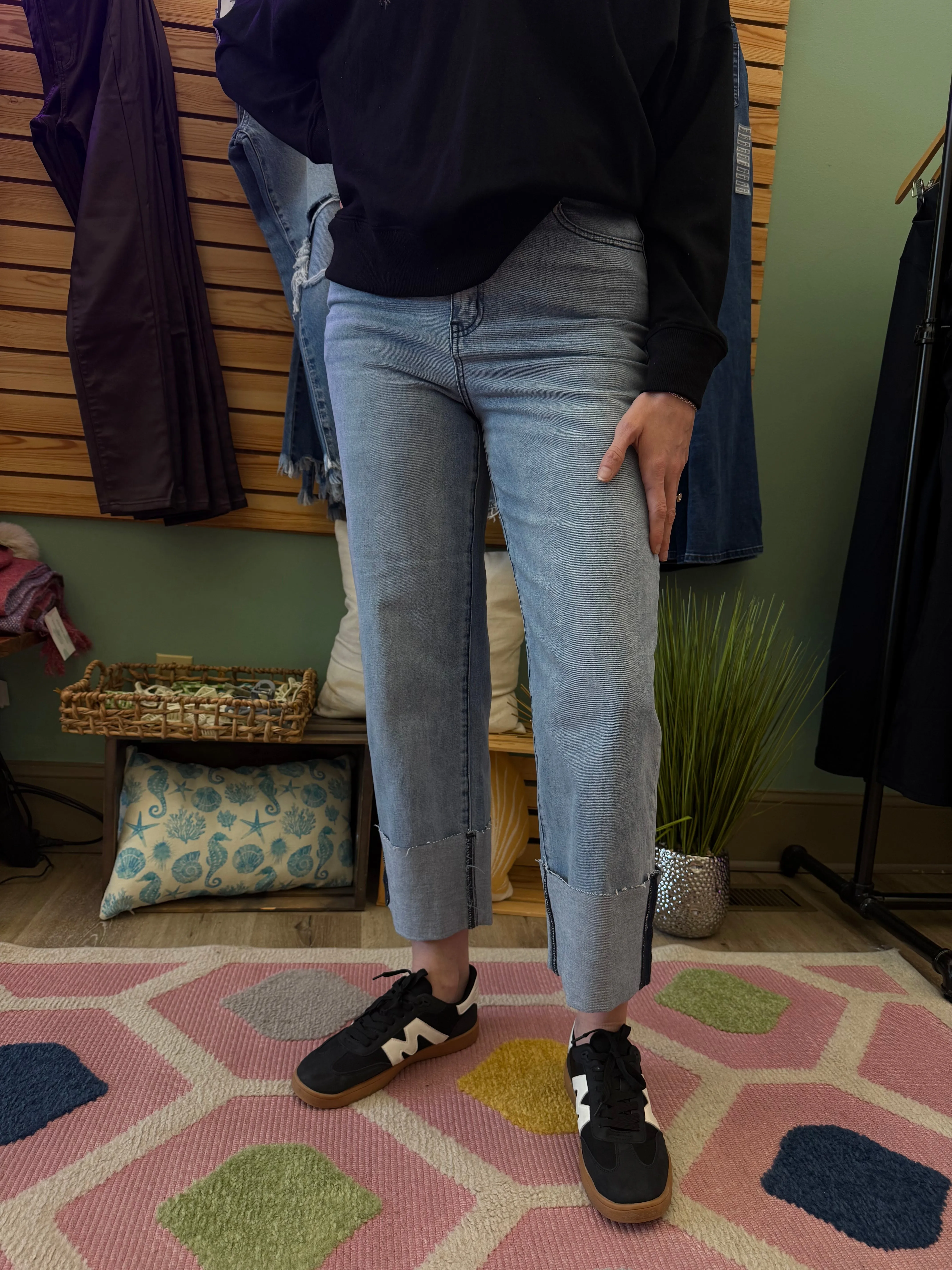 Straight Leg Boyfriend Fit Cuffed Jeans – Light Denim